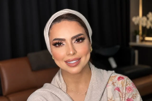 Warm makeup with a grey headband and floral clothing